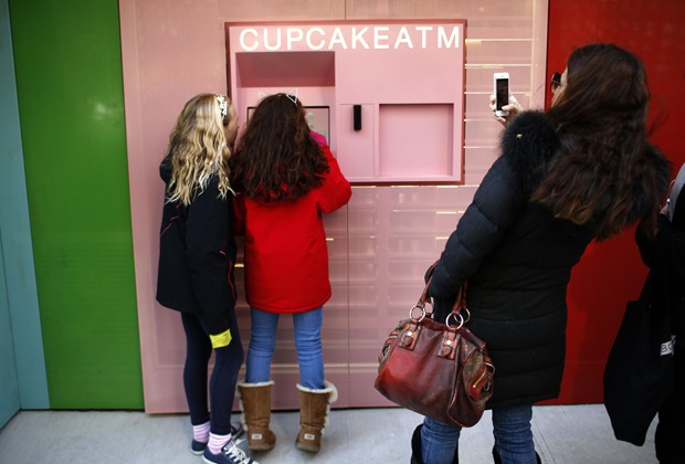  Máquinade cupcakes, instalada do lado de fora da loja Sprinkles virou atração do bairro (Foto: Reuters/Mike Segar)