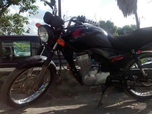Moto foi apreendida com os suspeitos do crime em Jaboatão (Foto: Divulgação/ Polícia Militar de Pernambuco)