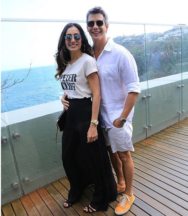 Márcio Garcia e a mulher, Andréa Natal, desfrutaram da belíssima vista do clube no Joá, onde foi inaugurada a Casa da Itália (Foto: Murillo Tinoco)