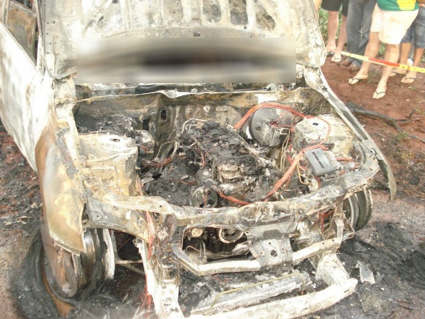 Carro pegou fogo após bater contra uma árvore; vítimas morreram na hora.  (Foto: Divulgação / PRE)