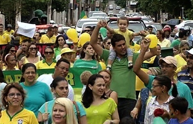 Protesto em Itumbiara, Goiás (Foto: Reprodução/TV Anhanguera)