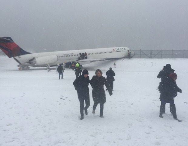 Passageiros deixam avião após aeronave derrapar no aeroporto de LaGuardia, nos EUA (Foto: Reprodução/Instagram/beyond_greatnes)