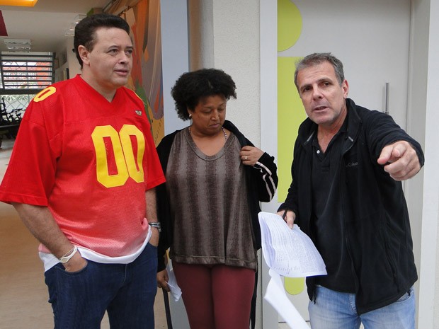 DJ Marlboro recebe instruções do diretor Marcus Figueiredo (Foto: Malhação / TV Globo)
