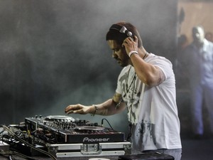 DJ Mau Mau comanda a balada após o fim da apresentação das bandas no palco da Avenida Paulista (Foto: Vagner Campos/G1)