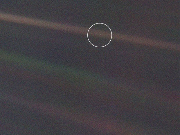 Nesta foto feita pela Voyager, a Terra não passa de um pontinho claro, destacado neste círculo desenhado pela Nasa