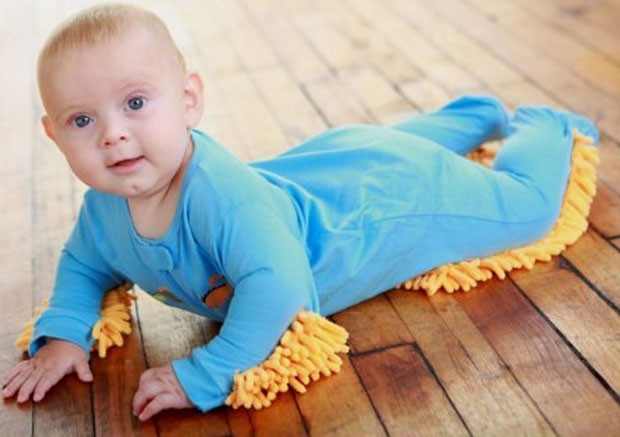 Com 'Baby Mop', bebê ajuda a limpar e encerrar o chão. (Foto: Reprodução)