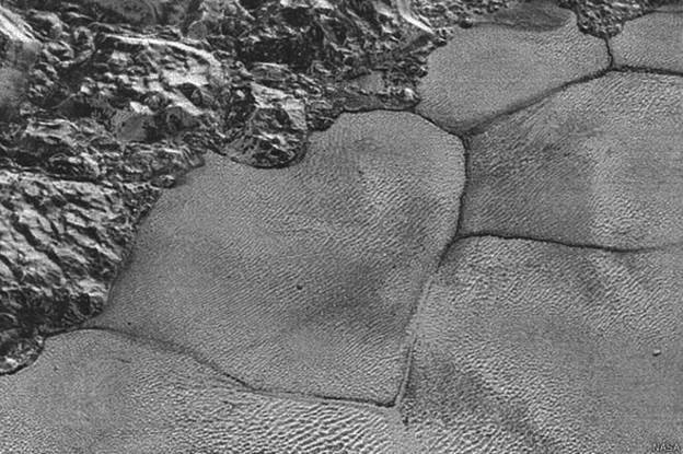 A Nasa divulgou imagens de montanhas flutuantes na superfície de Plutão, aparentes formações de gelo suspensas sobre um oceano de nitrogênio congelado  (Foto: Nasa)