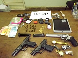 Armas, relógios, celulares, dinheiro e outros itens apreendidos pela polícia na casa do suspeito de tráfico que foi preso neste domingo no DF (Foto: Polícia Civil/Divulgação)