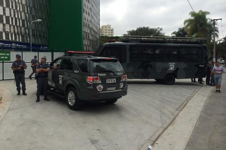 Protesto, eleição, choro, confusão e alívio: o dia palmeirense na Turiassu