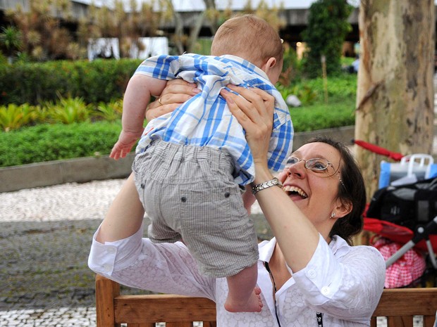 Sylvia Vinhuyzen brinca com o filho Erasmus (Foto: Alexandre Durão/G1)