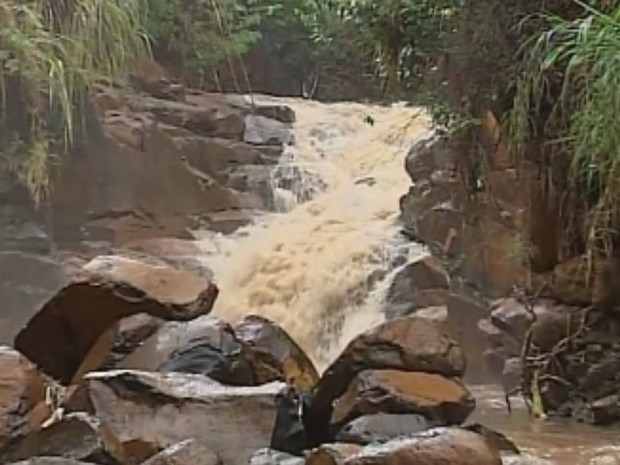 Córrego encheu rápido durante a chuva e jovens fora arrastados  (Foto: reprodução/TV Tem)