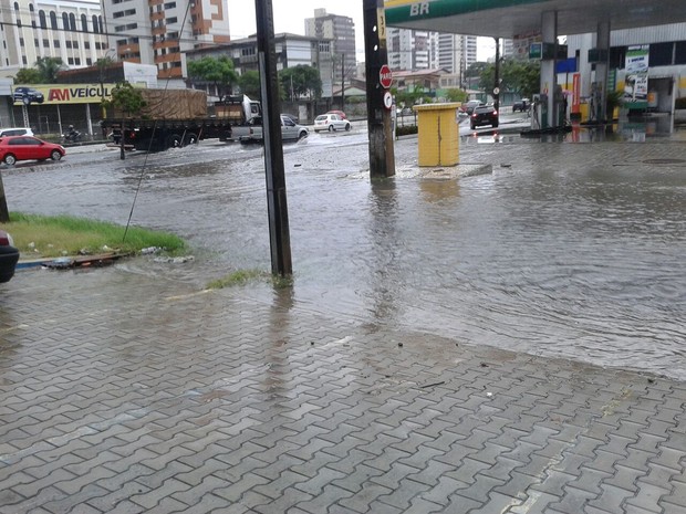 Alagamento na Avenida Aguanambi (Foto: Kamila Feitosa/Vcno G1)