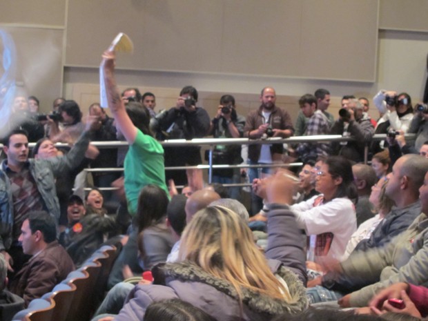 Jovem exibe cartaz que cita mensalão e pede voto consciente (Foto: Roney Domingos/G1)