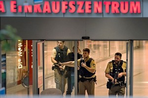 Policiais entram no shopping Olympia, em Munique, após atirador abrir fogo contra as pessoas que faziam compras, sexta-feira, 22/07/2016 (Foto: Joerg Koch / Getty Images)