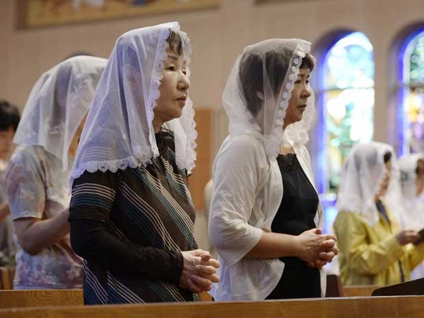 Missa na Catedral Urakami, em Nagasaki, lembra vítimas da bomba atômica. (Foto: Kyodo News / Reuters)