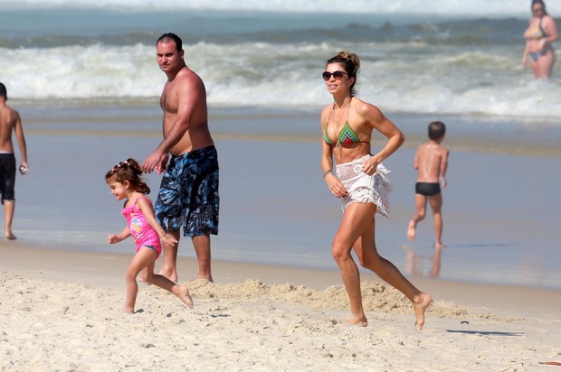 Grazi Massafera na praia com a filha Sofia (Foto: Dilson Silva/ AG. News) Grazi Massafera na praia com a filha Sofia (Foto: Dilson Silva/ AG. News)