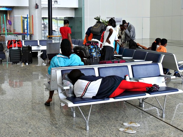 Grupo de haitianos dormiu em aeroporto em Manaus (Foto: Ive Rylo/G1 AM)