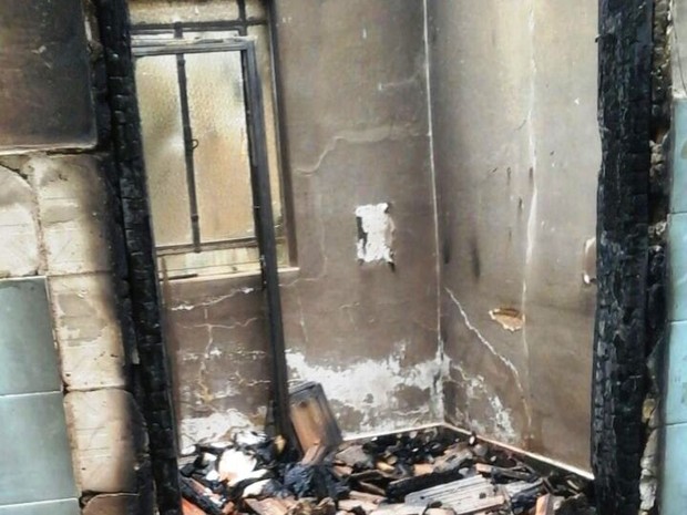 Galpão teve a estrutura danificada pelas chamas (Foto: Prefeitura Francisco Sá)