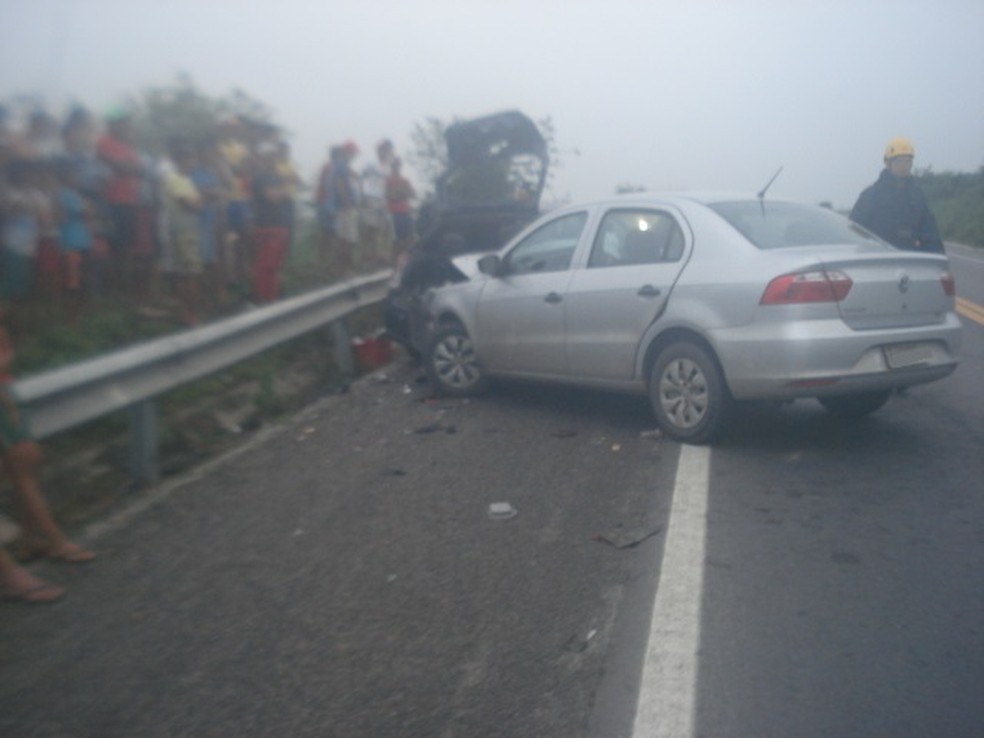 Um dos veículos invadiu a contramão da rodovia (Foto: Divulgação/PRF)
