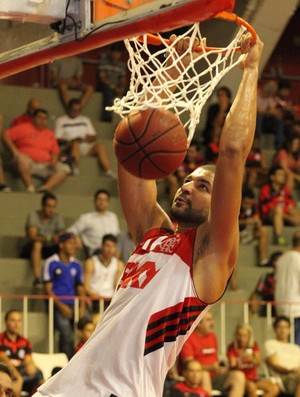 Olivinha em cravada durante jogo do Flamengo contra o Uberlândia (Foto: Gilvan de Souza)