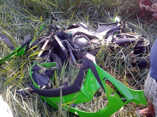 Motociclista morreu após bater em caminhão (Foto: Hortência Lobo / Site Voz da Bahia)