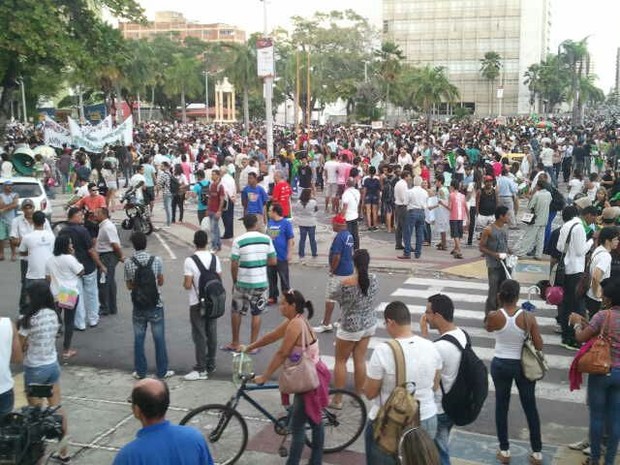 Aracajuanos se reunem para manifestação (Foto: Flávio Antunes/G1)