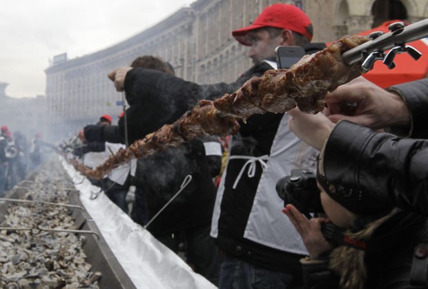 Foram usados mais de 200 kg de carne (Foto: Sergei Chuzavkov/AP)