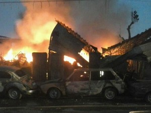 Incêndio destrói galpão e duas casas no distrito da Califórnia, em Barra do Piraí (Foto: Rosa Costa/TV Rio Sul)