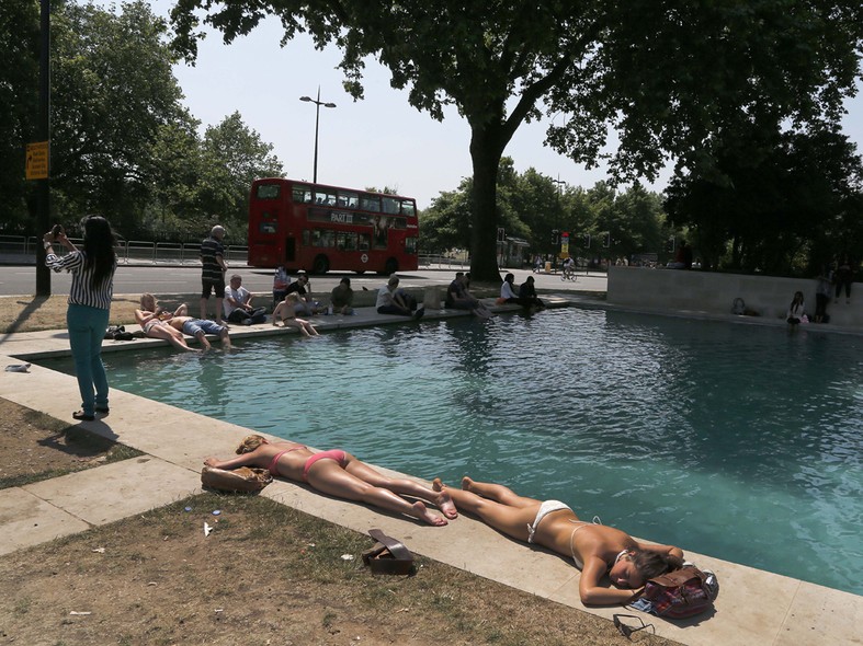 Pessoas aproveitam o Sol em uma fonte no Hyde Park, em Londres. A capital da Inglaterra tem vivido os dias mais quentes do ano 