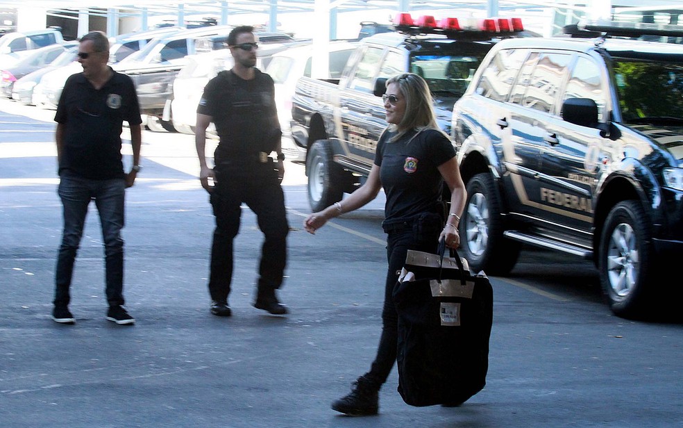 Movimentação na sede da PF no Rio, durante a 38ª fase da Operação Lava Jato, deflagrada na manhã desta quinta-feira (23) (Foto: José Lucena/Futura Press/Estadão Conteúdo)