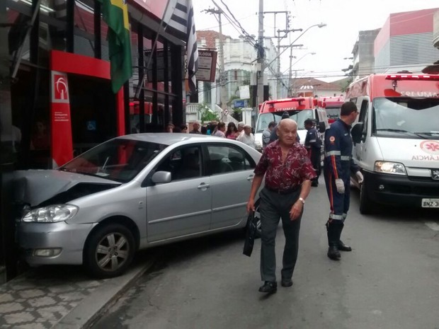 carro invade agência bancária em Guaratinguetá (Foto: Divulgação/ Corpo de Bombeiros)
