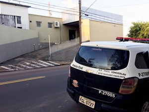 Polcia Civil tambm cumpriu mandados de buscas na Santa Casa de Presidente Venceslau (Foto: Arlene Balieiro/TV Fronteira)