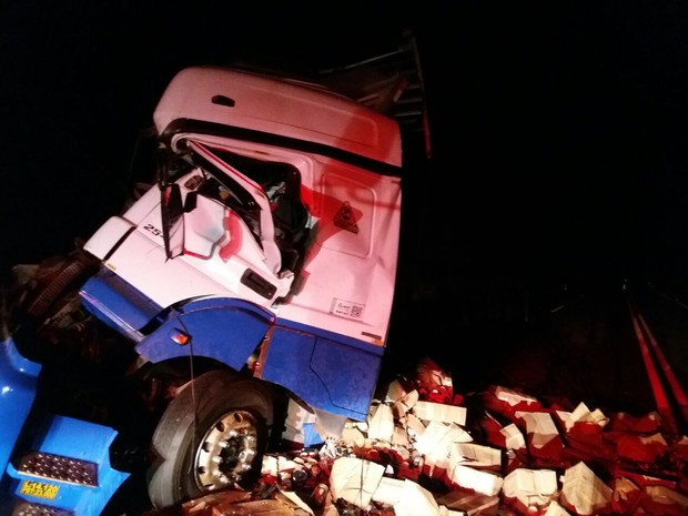 Caminhão ficou destruído após batida na BR-153 (Foto: Divulgação/PRF TO)