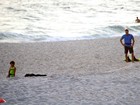 Ao lado do filho, Cássio Reis treina na praia