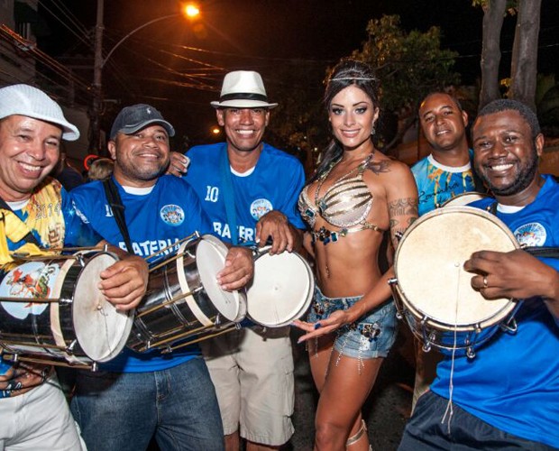 Aline entre os integrantes da escola de samba (Foto: Dan Alves)