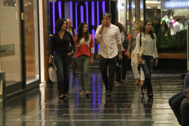 Willian Bonner e Fátima Bernardes com as filha em shopping na Zona Sul do Rio (Foto: Daniel Delmiro/AgNews)