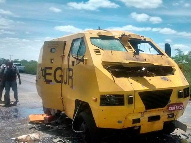 Carro-forte explodido em Itaguaçu da Bahia (Foto: Luciano Castro/Central Notícia)