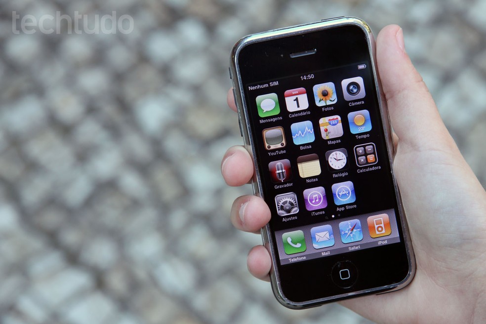 Primeiro iPhone trazia tela touch, teclado virtual e integração ao iTunes (Foto: Anna Kellen Bull/TechTudo)