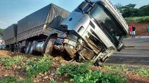 G1 Colisão entre caminhonete e carreta deixa dois mortos em Queimada