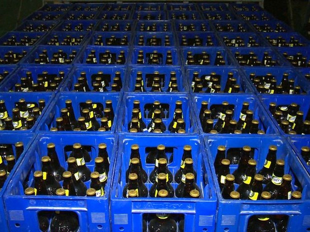 Carga de cerveja é recuperada na Serra, Espírito Santo (Foto: Reprodução/ TV Gazeta)