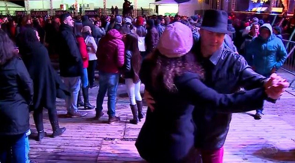 P&uacute;blico dan&ccedil;ou para se aquecer na Festa do Pinh&atilde;o (Foto: Reprodu&ccedil;&atilde;o/RBS TV)