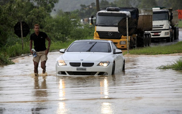 Jô atola o carro em frente à Cidade do Galo (Foto: Angelo Petinatti / O Tempo)