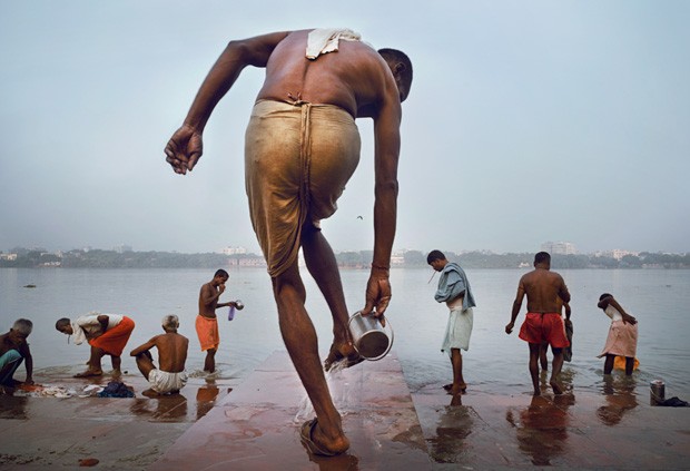 Um homem lava os pés antes de se banhar no rio Hooghly em Kolkata, na Índia, na imagem de Nick Ng (Foto: Nick Ng/2015 Sony World Photography Awards)