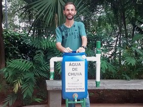 Edison Urbano criou uma minicisterna de baixo custo e agora ensina outros a construí-la (Foto: BBC Brasil)