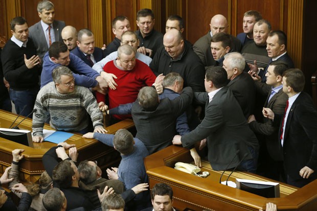 Confusão começou depois que o presidente da Câmara interrompeu discussão sobre possível redução de poderes do governo (Foto: Maksym Marusenko/AFP)