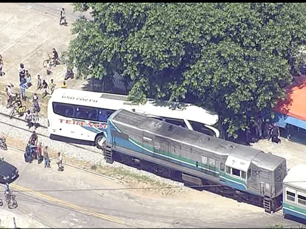 Ônibus pertence à viação Teresópolis (Foto: Reprodução TV Globo)