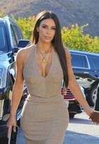 Look do dia: Kim Kardashian usa vestido nude colado com decote farto