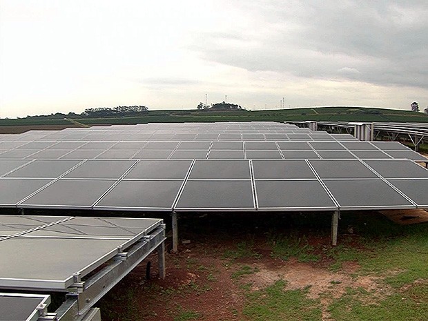 Placas de captação de energia na primeira usina solar do estado de São Paulo, instalada em Campinas  (Foto: Reprodução EPTV)