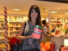 Thaila Ayala usa calça ‘exótica’ em lançamento de livro