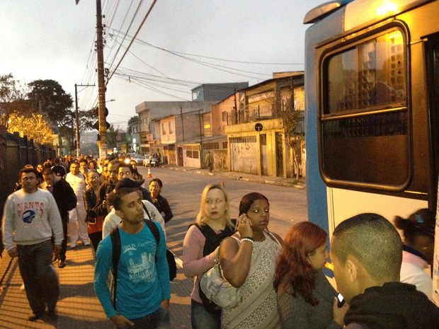 Fila para pegar ônibus na estação Grajaú da Linha 9 da CPTM (Foto: Letícia Macedo/G1)